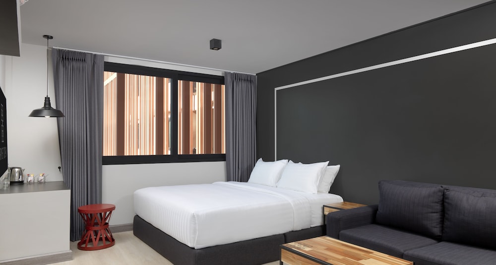 Honeymoon Room, 1 King Bed, Non Smoking, Pool View - Photo 4