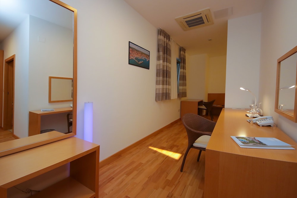 Classic Double Room, Balcony, Park Side photo 3
