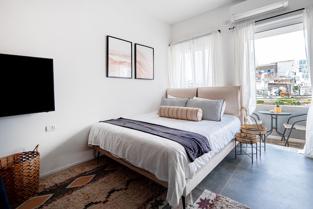 Carmel Beach Plus Studio1 w/Roof Deck 105