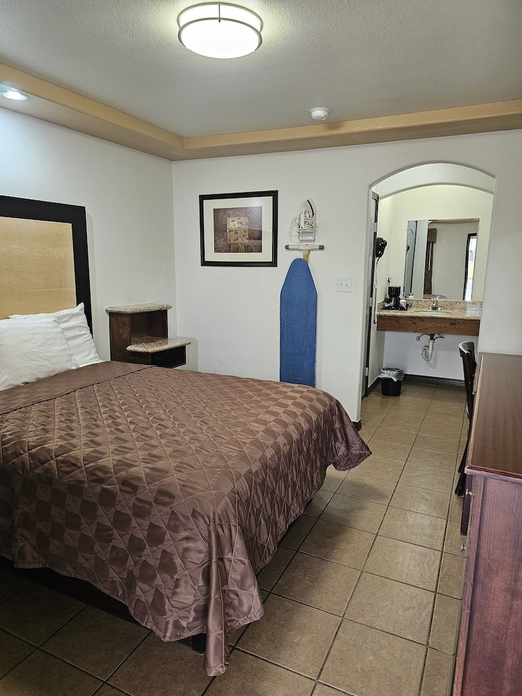 Deluxe Room, 1 Queen Bed photo 2