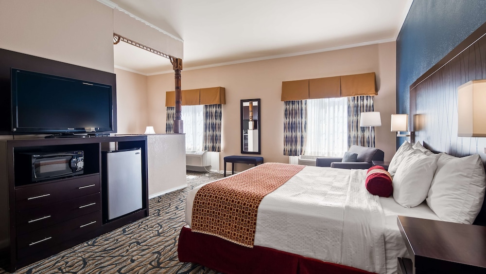Suite, 1 King Bed, Non Smoking, Refrigerator & Microwave (with Sofabed) photo 2