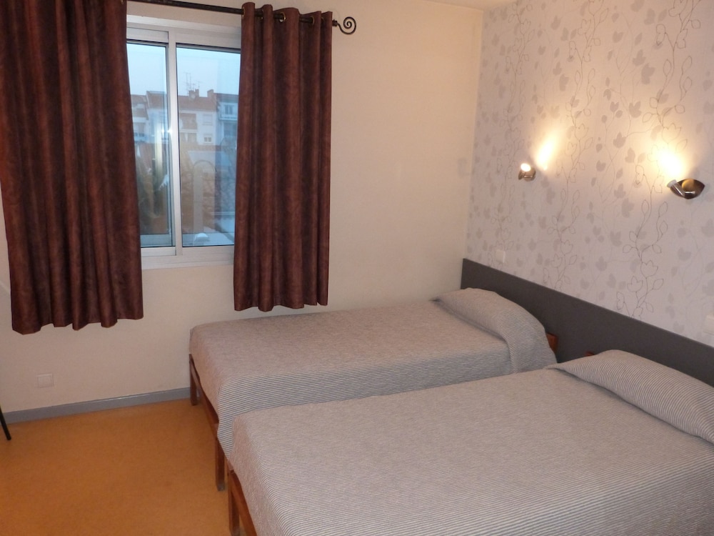 Standard Twin Room, bathtub or shower photo 2