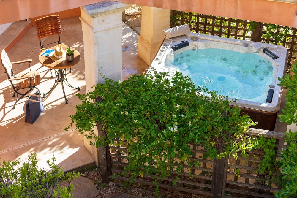 Suite, Jetted Tub (Diamant) - Photo 6