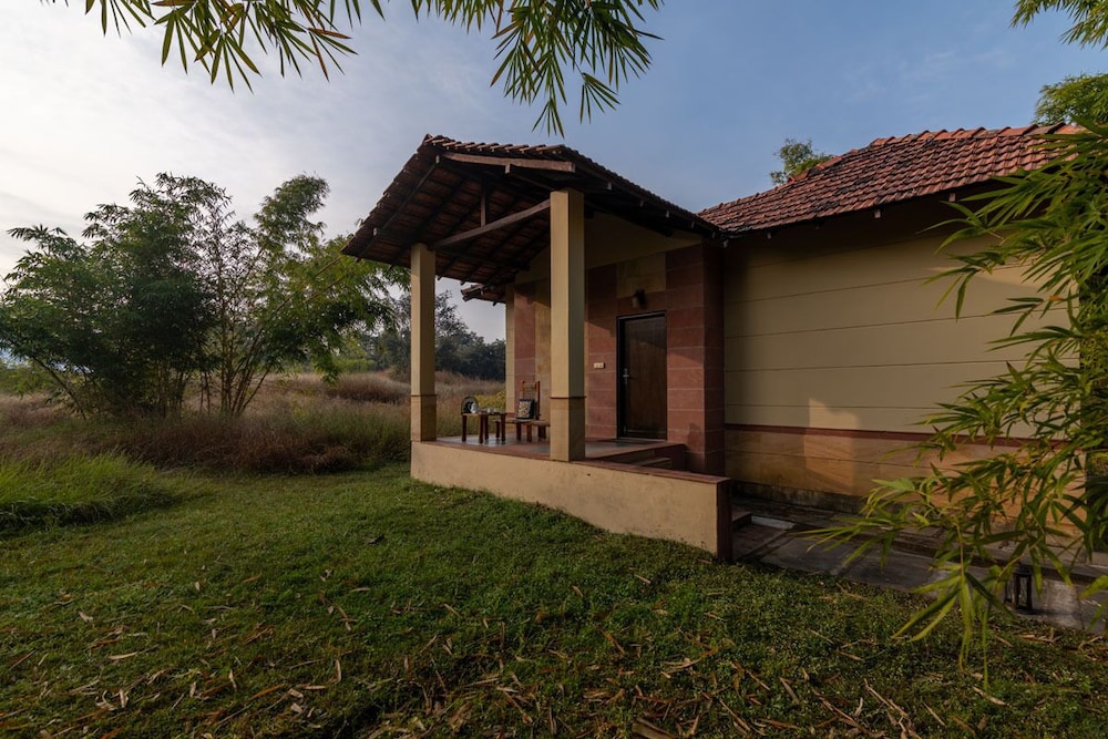 Premium Cottage, 1 King Bed, Pool View photo 2