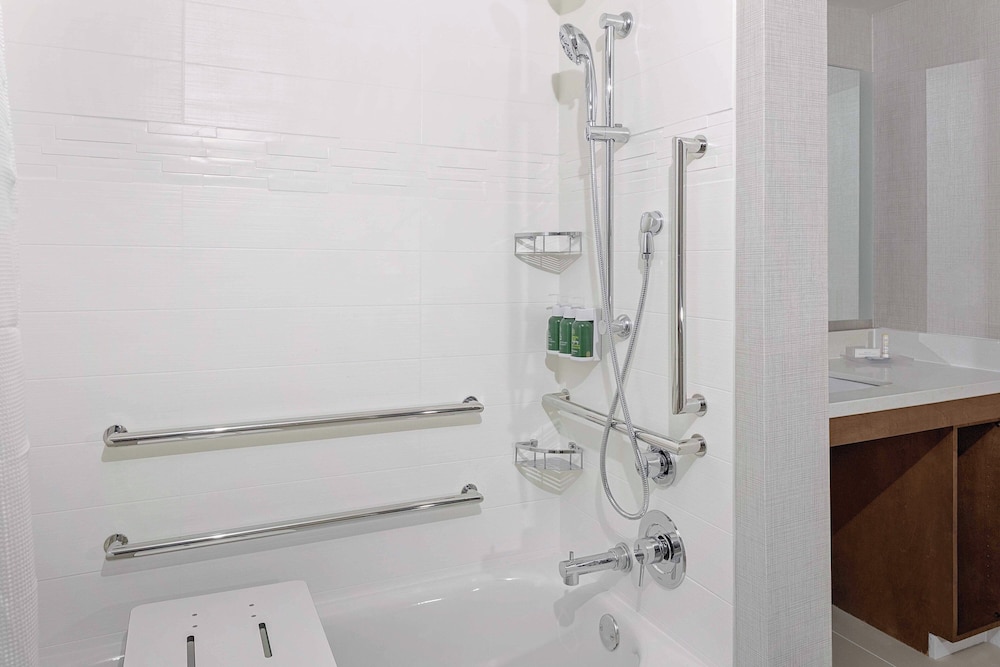 Studio, 1 King Bed (Mobility Accessible, Tub) - Photo 7