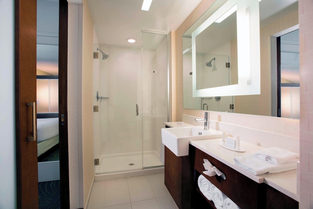 Suite, Multiple Beds thumbnail 5