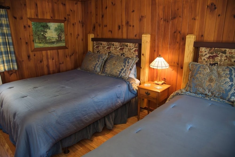 Deluxe 2 Queen Beds with Fireplace & Single Jacuzzi Tub