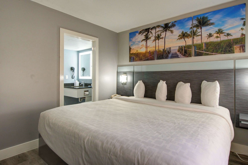 Room, 1 King Bed, Non Smoking (Upgrade) - Photo 7