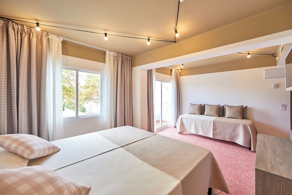 Standard Quadruple Room, Balcony (Bed & Unlimited Brunch)