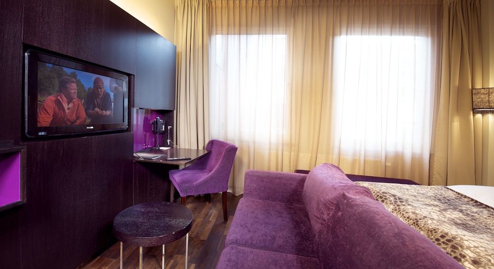 Standard Room, 1 Queen Bed thumbnail 5