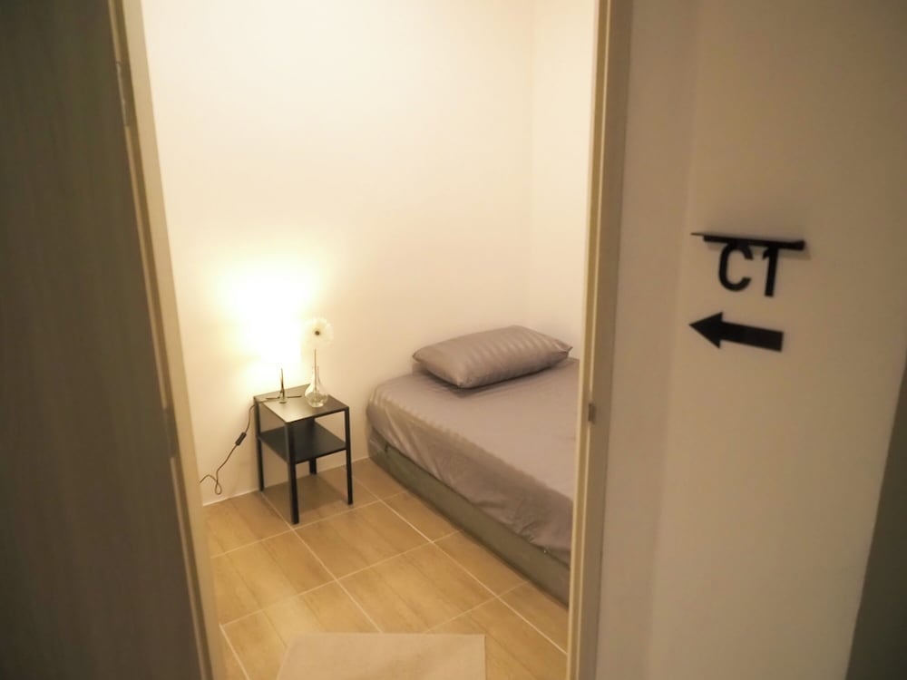 Single Room with Shared Bathroom photo 2