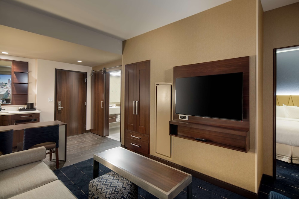 Suite, 1 King Bed, Accessible (2 Rooms, Hearing) thumbnail 6