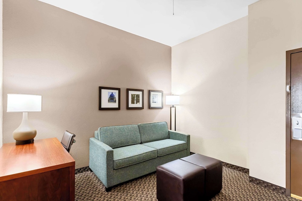 Suite, 1 Queen Bed, Non Smoking - Photo 3