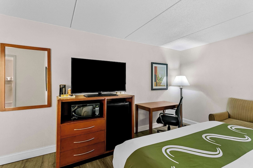 Standard Room, 1 Queen Bed, Non Smoking - Photo 2