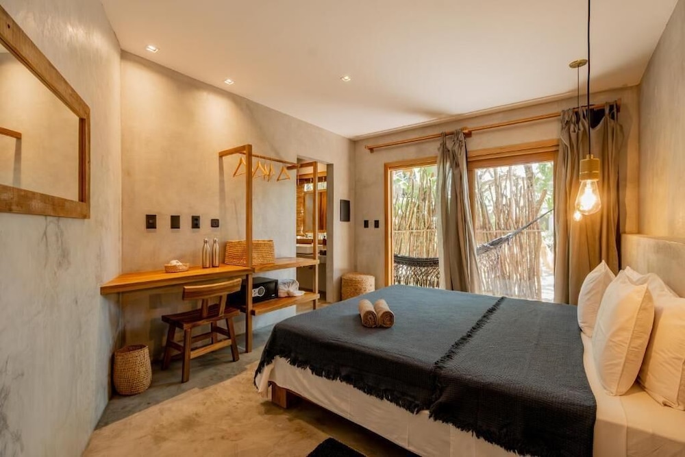Suite, Garden Area (Q8)