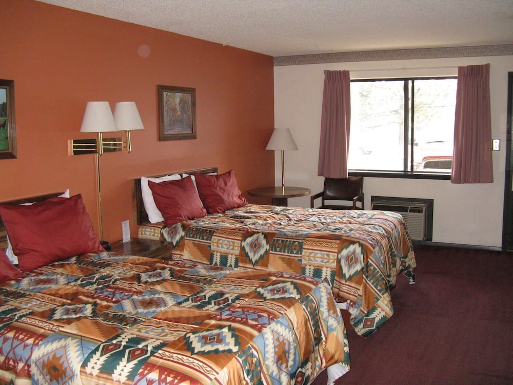 Family Room, Multiple Beds, Bathtub, Corner photo 1
