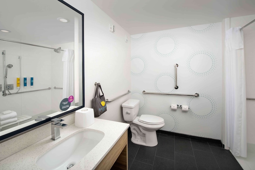 Room, 2 Queen Beds, Accessible (Roll-In Shower) thumbnail 6