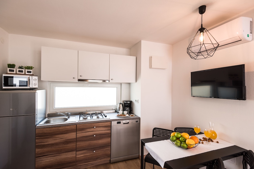 Premium Mobile Home, 2 Bedrooms, Pool Access, Beachside photo 2