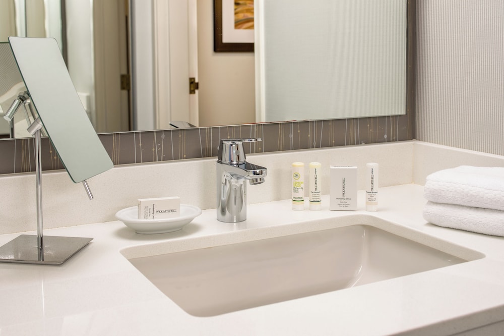 Suite, Multiple Beds (Mobility Accessible, Roll-in Shower) photo 3