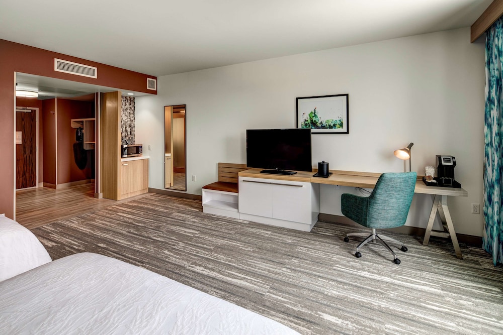 Room, 1 King Bed, Accessible, Bathtub (Hearing) - Photo 2