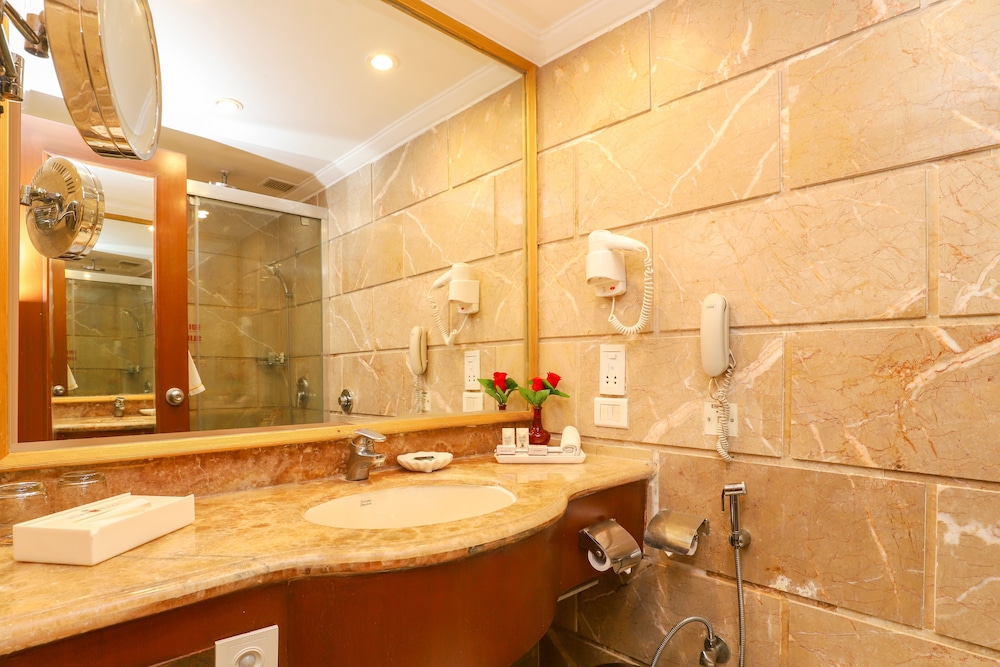 Standard King Room - Photo 8