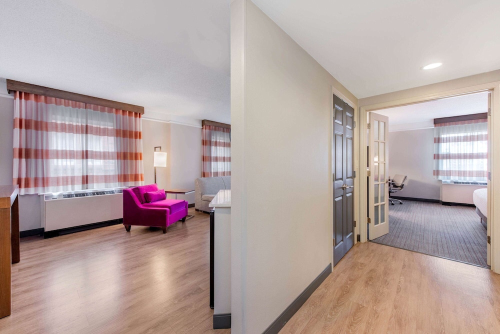 Suite, 1 King Bed, Non Smoking (Various Views) - Photo 4