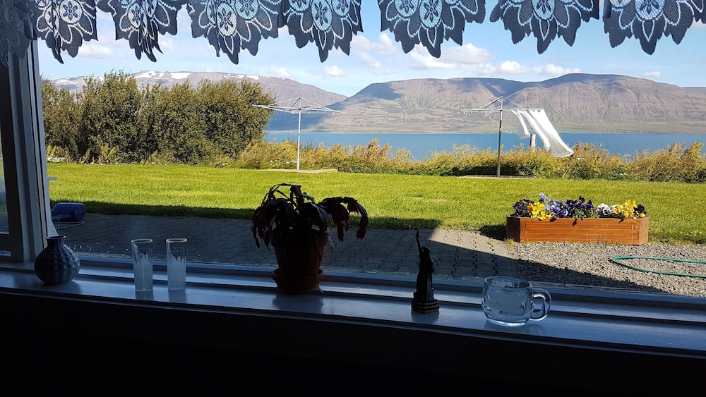 Economy Twin Room, 2 Twin Beds, Shared Bathroom, Ocean View photo 2