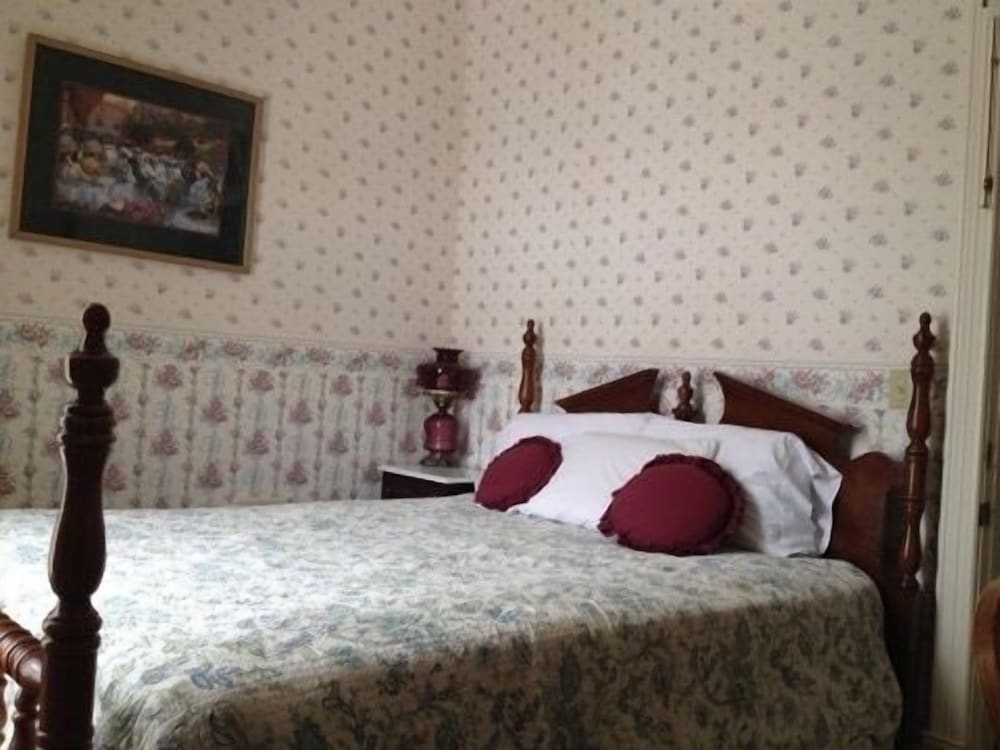 Queen Studio with Sofa Bed photo 2