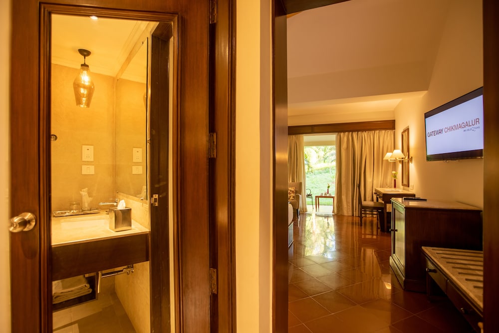 Superior Room, Pool View - Photo 11