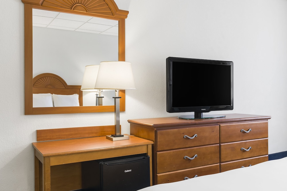 Standard Queen Room, Accessible - Photo 5