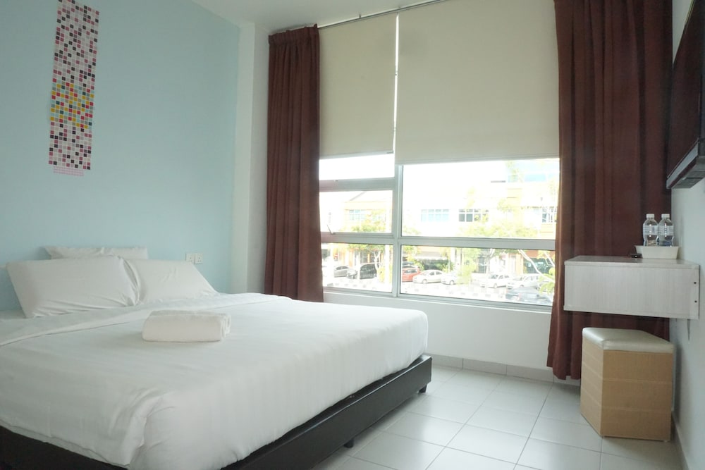 Deluxe Room, 1 King Bed, City View photo 2