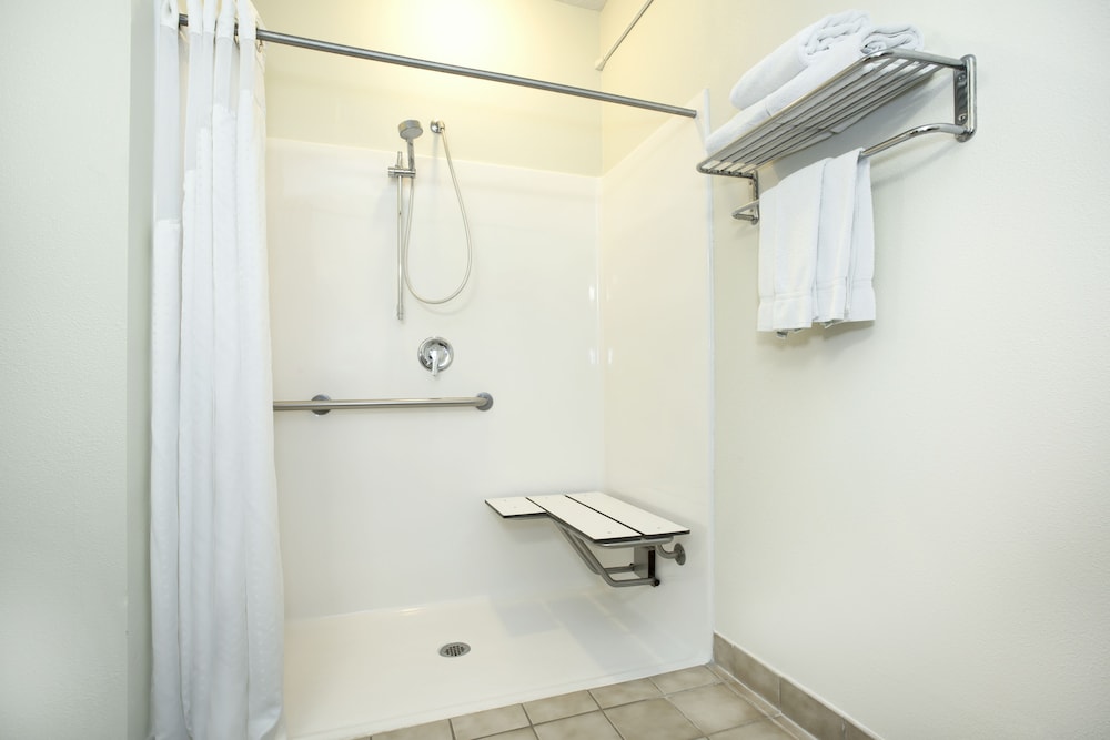 Standard Room, 1 Queen Bed, Accessible (Accessible Tub) photo 2