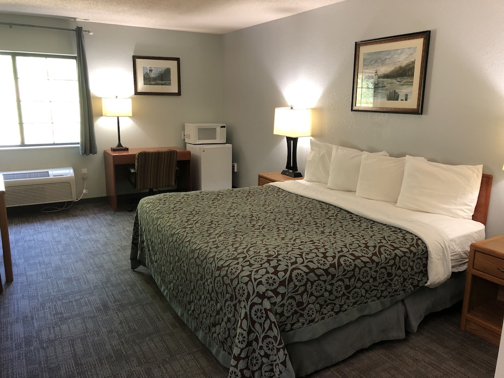 1 King Bed, Non-Smoking - Photo 3
