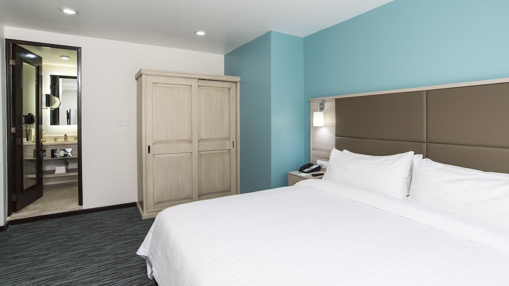 Suite, 2 Bedrooms - Photo 2