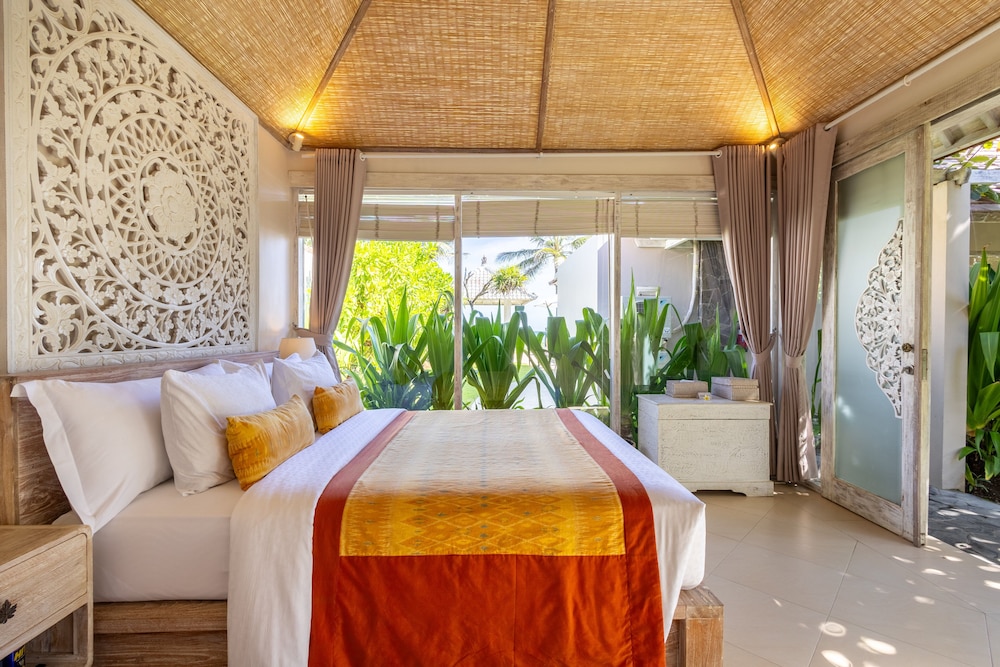 Four Bedroom Beach Front Pool Villa - Sunrise photo 3