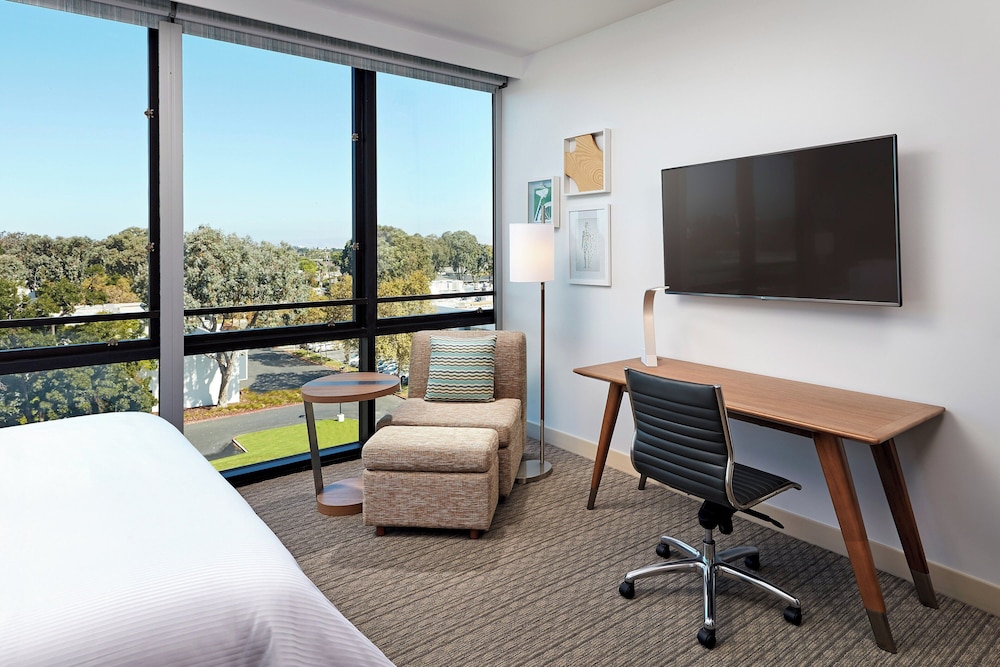 Room, 1 King Bed (Hearing Accessible) - Photo 3