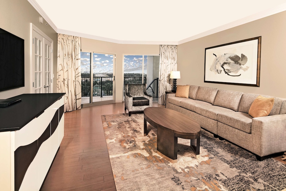 One-Bedroom King Suite with Sofa Bed - Hearing Access thumbnail 5