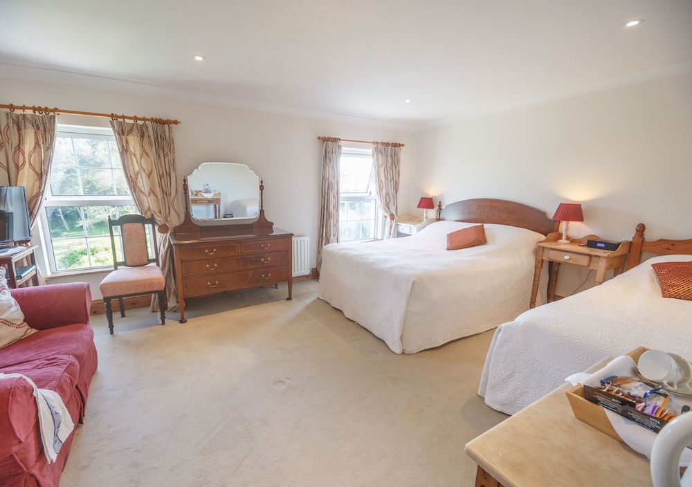 Double or Twin Room, Ensuite (4) photo 3