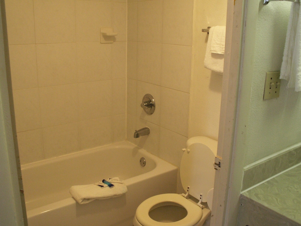 Standard Room, 2 Double Beds, Non Smoking photo 3