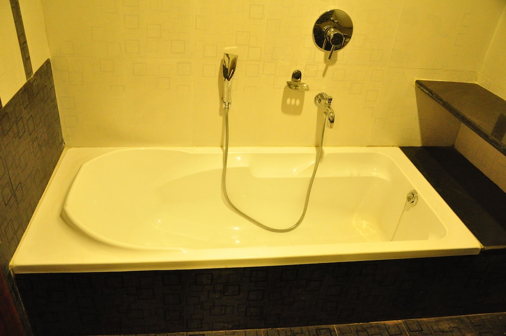 Business Suite, 1 King Bed, Smoking, Bathtub photo 2