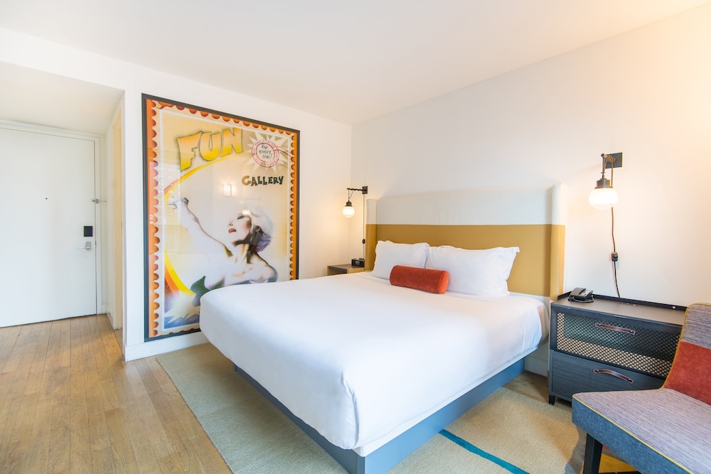 Standard Room, 1 King Bed, City View (Mid Floor) thumbnail 5