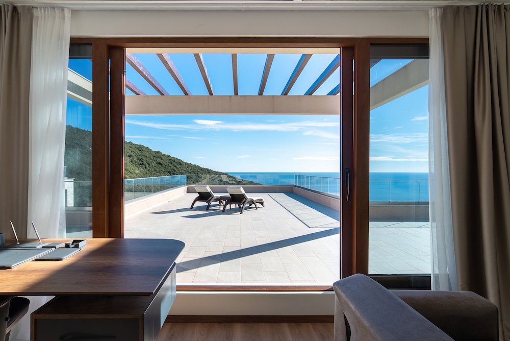 Cliffside Retreat photo 3