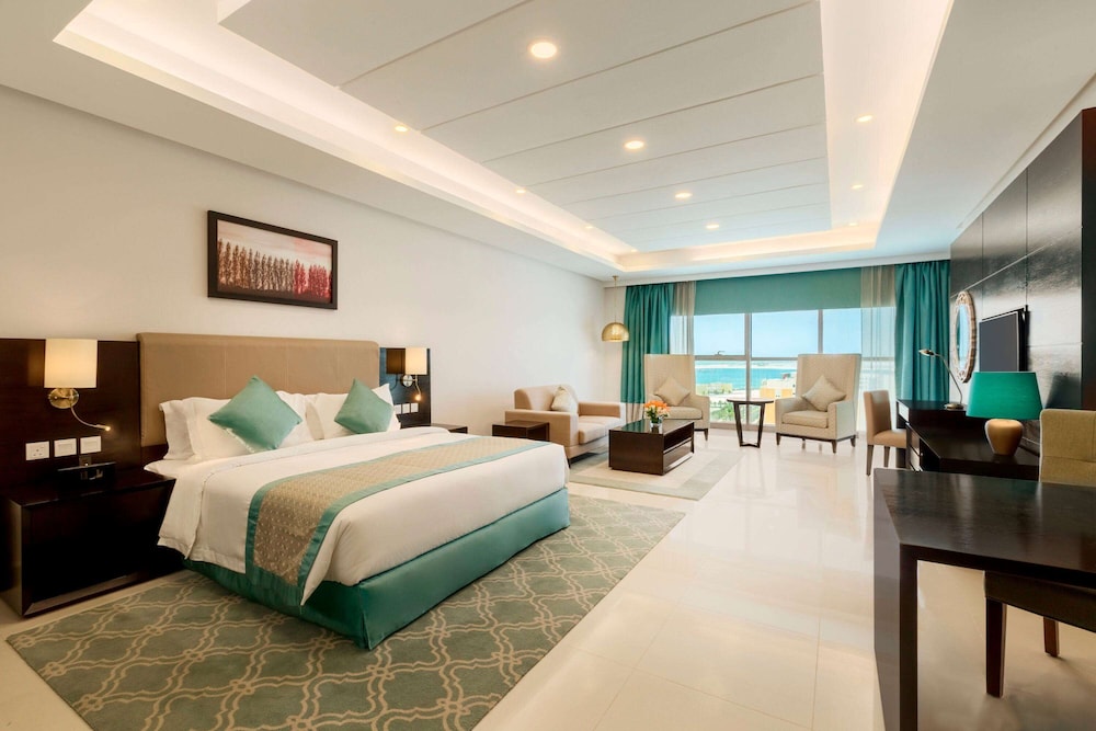 Business Room, 1 King Bed, Smoking (Deluxe) photo 2
