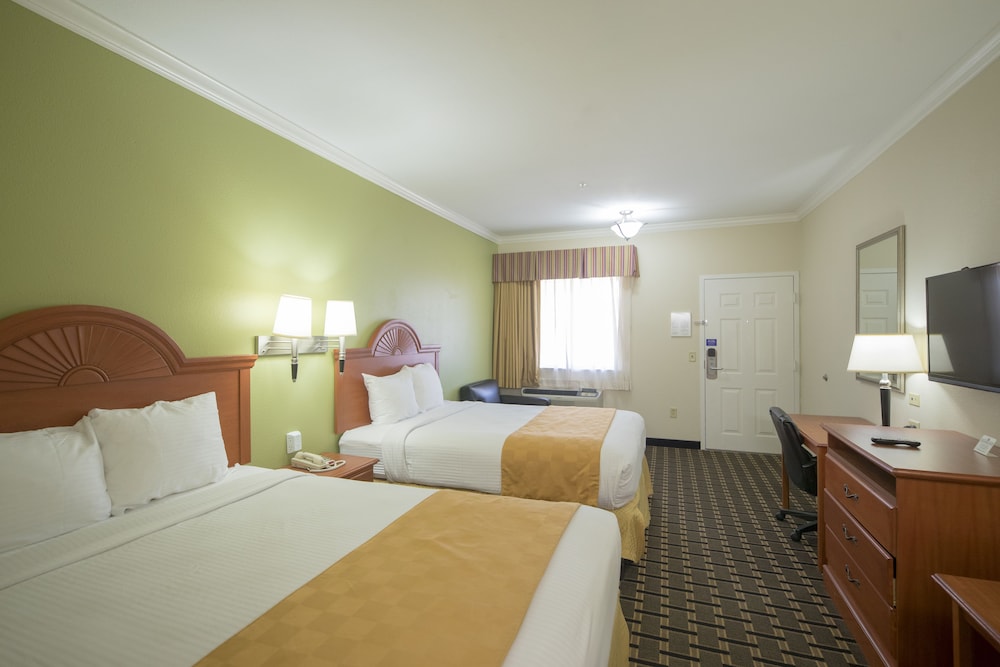 Deluxe Room, 2 Queen Beds, Non Smoking, Refrigerator & Microwave - Photo 4