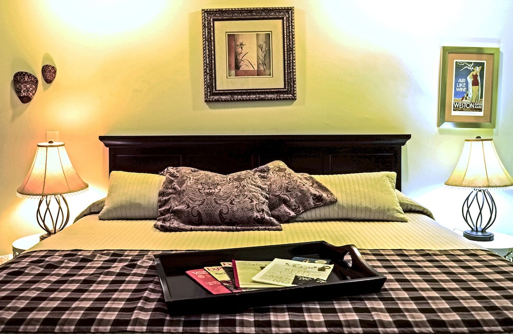 Deluxe Room, 1 King Bed photo 3