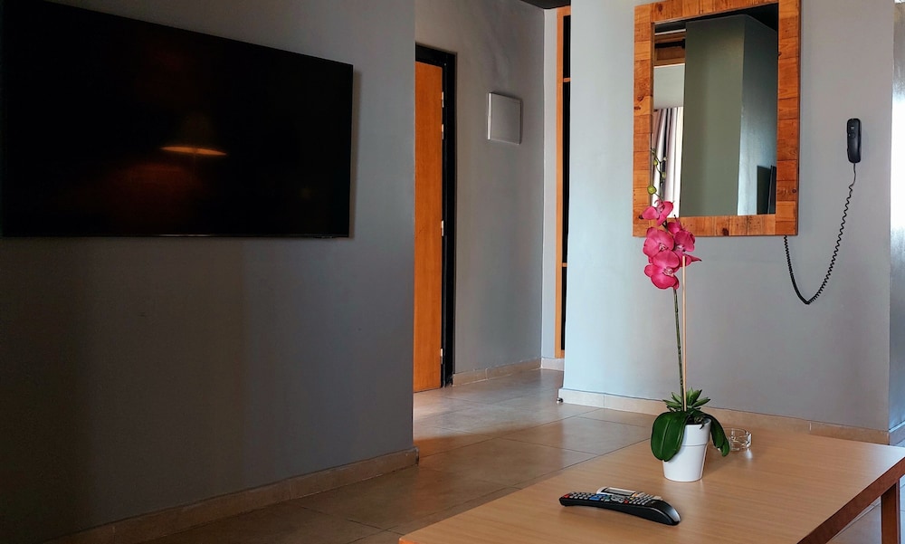 Executive Suite - Photo 19