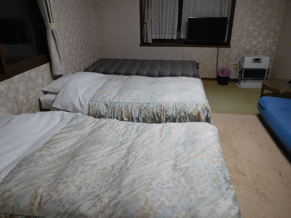 Basic Quadruple Room photo 3