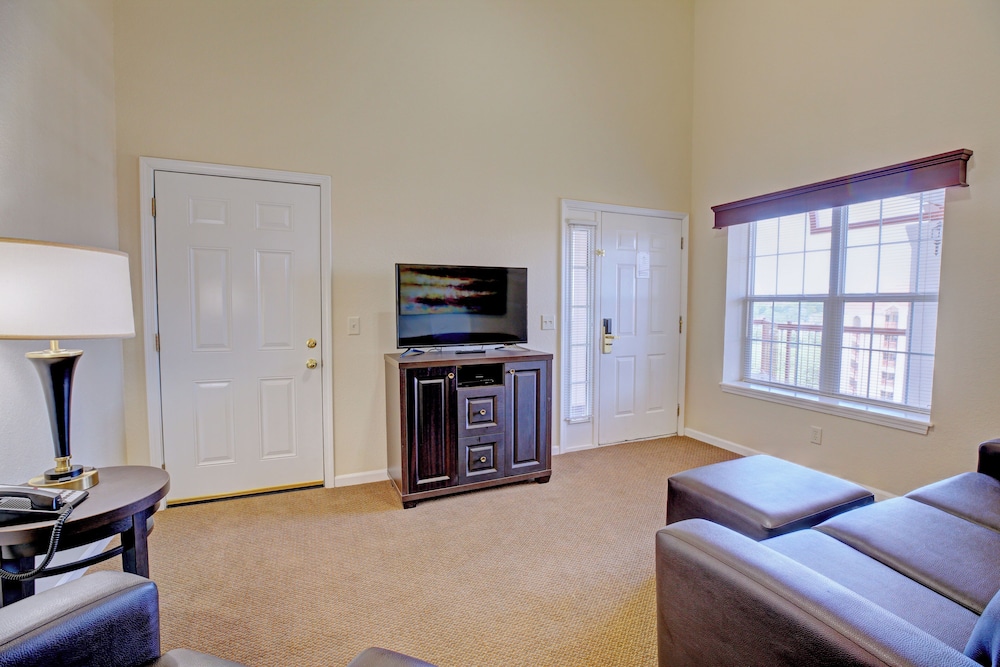 Deluxe Penthouse, 2 Bedrooms, Balcony photo 3