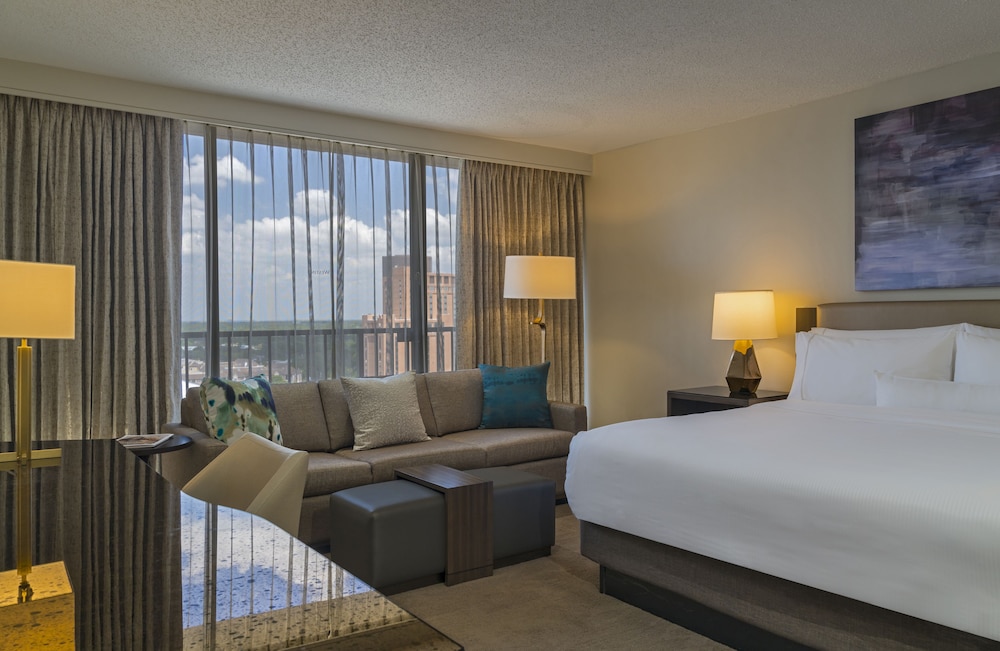 Traditional Room, 1 King Bed with Sofa bed (Mobility Accessible, Tub) at The Westin Galleria Houston in Houston