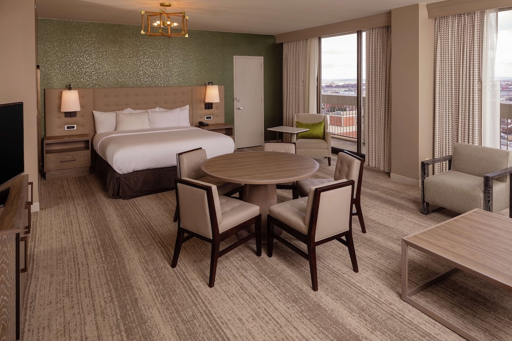 Suite, 1 King Bed, Balcony - Photo 1